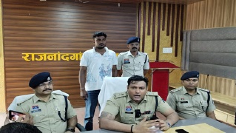 ग्राम मोहड नदी में अवैध तरीके से रेत निकालने के लिए रैम्प निर्माण के लिए जेसीबी चालक पहुॅचा था...