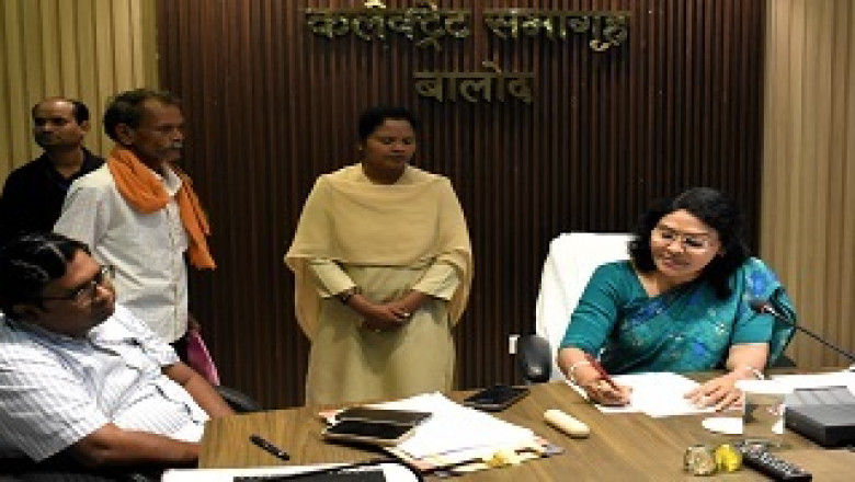 कलेक्टर श्रीमती मिश्रा ने जनदर्शन में पहुँचे लोगों से आत्मीय बातचीत कर उनके मांगों एवं समस्याओं की ली जानकारी..