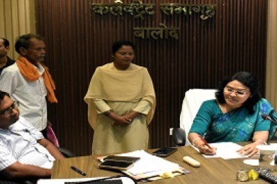 कलेक्टर श्रीमती मिश्रा ने जनदर्शन में पहुँचे लोगों से आत्मीय बातचीत कर उनके मांगों एवं समस्याओं की ली जानकारी..