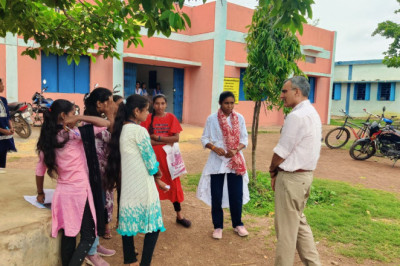 कलेक्टर रणबीर शर्मा का ग्रामीण अंचलों में निरीक्षण : शालाओं के युक्तियुक्तकरण, आंगनबाड़ी केंद्र और वृक्षारोपण स्थलों का लिया जायजा...