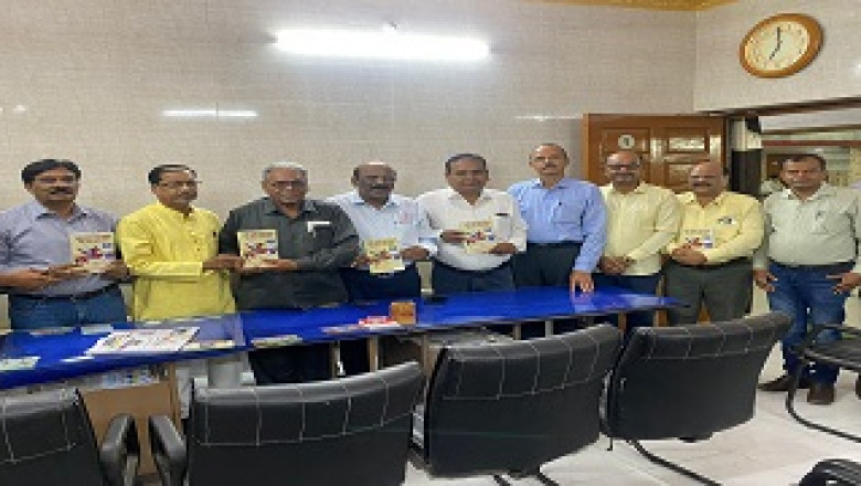 कूर्मि भवन में रघुवर सिंह चंद्राकर स्मृति समारोह में शहीद दुर्वासालाल को समर्पित पुस्तक अतिथियों को भेंट...