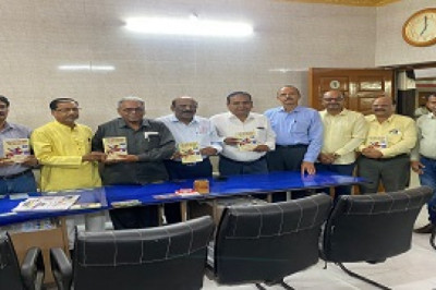 कूर्मि भवन में रघुवर सिंह चंद्राकर स्मृति समारोह में शहीद दुर्वासालाल को समर्पित पुस्तक अतिथियों को भेंट...