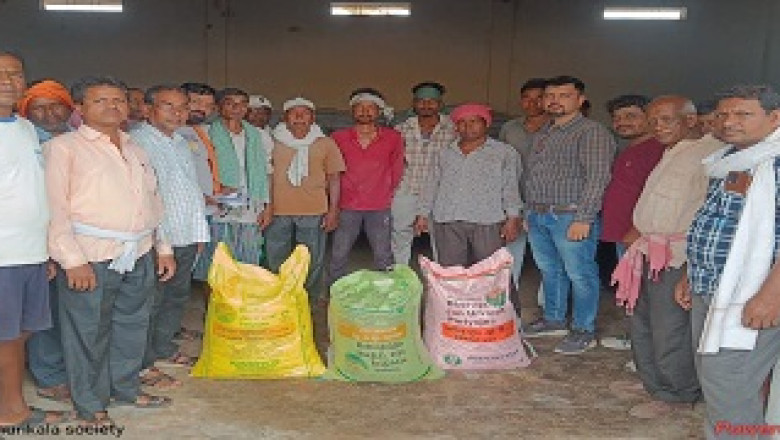 सैकड़ो किसान प्रतिदिन अपनी आवश्यकता अनुसार  खाद बीज का कर रहे उठाव...