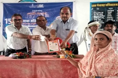 शिविर में लोगोें को आयुष्मान कार्ड, आधार कार्ड पंजीयन की दी जा रही है सुविधा...