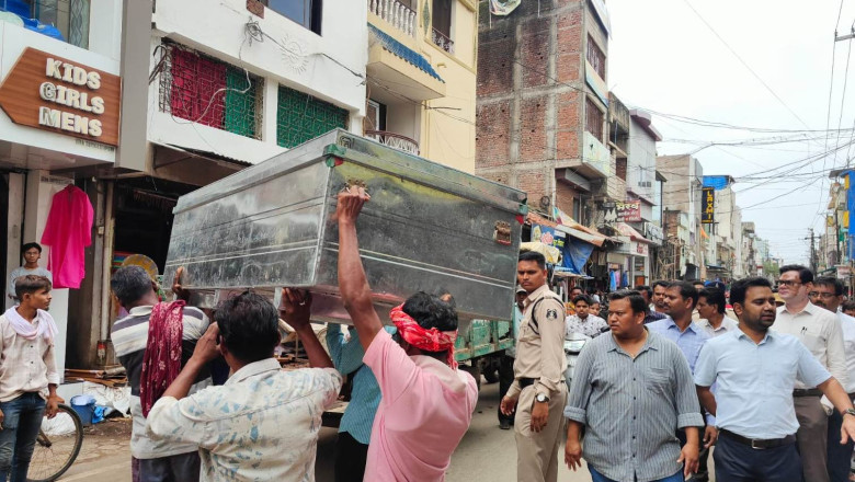 यातायात सुदृढ़ करने जिला प्रशासन ने समझाइश के बाद गुड़ाखु लाईन में अतिक्रमण हटाने की कार्रवाई की...