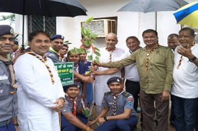 छत्तीसगढ़ जिला राजनांदगांव भारतीय स्काउट्स गाइड्स के विद्यार्थियों और अधिकारियों के द्वारा वृहद वृक्षारोपण आयोजन   ...