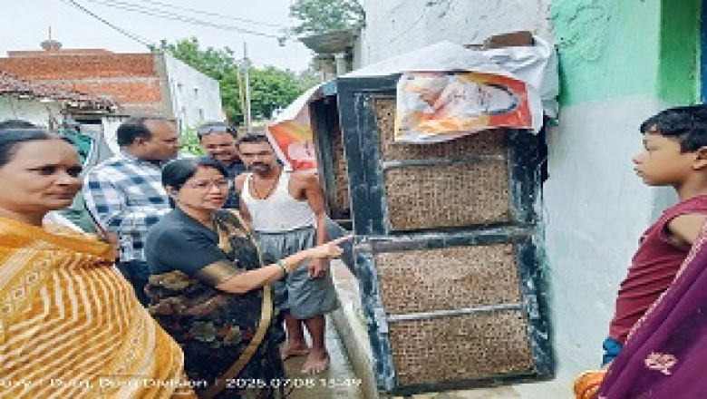 मेयर ने जन-प्रतिनिधियों  के संग वार्ड 55 पुलगांव बस्ती के घरों और दुकानों में पहुँचे, कूलरों व टायरों में डेंगू के लार्वा की जांच किया गया...
