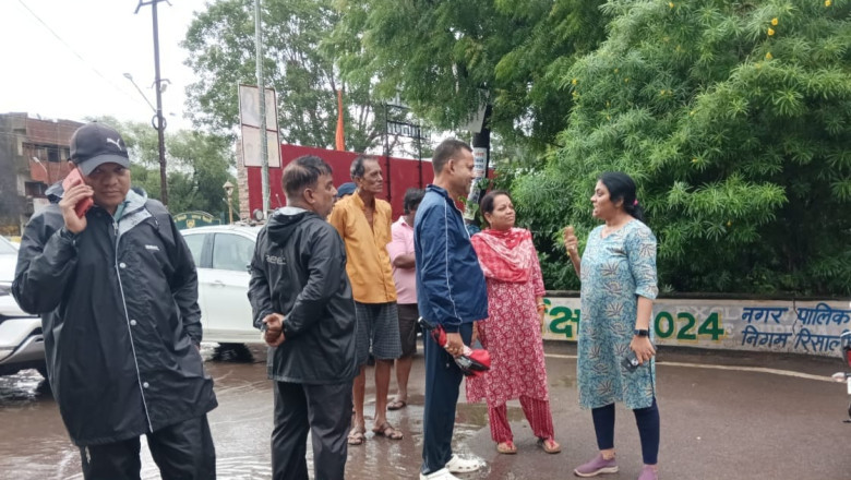 जल भराव से निपटने महापौर और आयुक्त पहुंची वार्डो तक - कही जेसीबी तो कही कर्मियों ने पानी निकासी का बनाया रास्ता...