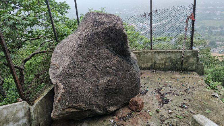 मां बमलेश्वरी पहाड़ी से पहली बार गिरी विशाल चट्टान, ब्लास्टिंग और कटाई पर उठे सवाल....