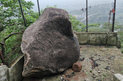 मां बमलेश्वरी पहाड़ी से पहली बार गिरी विशाल चट्टान, ब्लास्टिंग और कटाई पर उठे सवाल....