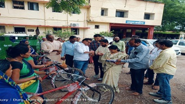मेयर ने घर-घर कचरा संग्रह के लिए 120 नए कचरा रिक्शा का पूजा अर्चना कर किया शुभारंभ...