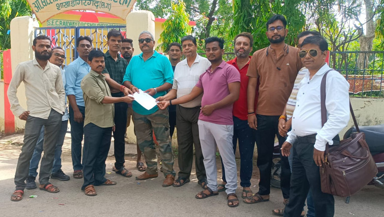 सांसद प्रतिनिधि तरुण हथेल ने विरोधियो पर हमला करते हुए कहा विरोधी व विपक्ष सांसद संतोष पांडेय के जनहित के काम से घबराया हुआ है ...