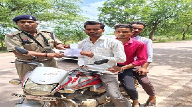 यातायात पुलिस दुर्ग द्वारा कल रात्रि को शाम 06.00 बजे सें देर रात वाहन चालकों की विशेष चेकिंग की गई...