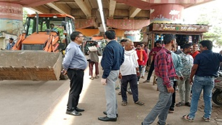 फ्लाई ओव्हर के नीचे आज भी चली अतिक्रमण हटाने की कार्यवाही...