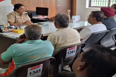 यातायात पुलिस दुर्ग द्वारा ऑटो पार्ट्स, कार एसेसिरिज, व्यापारियों की मीटिंग लेकर अमानक पार्ट्स विक्रय न करने हेतु दी गई समझाईस...
