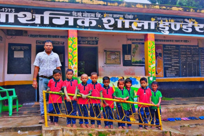शिक्षक सुनील शर्मा ने शाला के निर्धन छात्रों को अपने पुत्र के जन्मदिन के अवसर  पर बाटे से स्पोर्ट्स ड्रेस ...