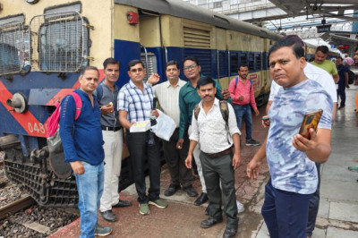 तरुण हथेल सांसद प्रतिनिधि ने नागपुर पहुंच कर उच्चाधिकारियो सहित DRM, DCM रेलवे के जनप्रतिनिधियो, सहित पूरे रेलवे अधिकारियों का धन्यवाद दिया और आभार प्रकट किया....