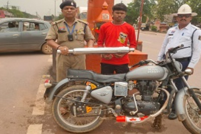 यातायात पुलिस दुर्ग द्वारा मोडिफाईड सायलेंसर, प्रेशर हार्न, ब्लैक फिल्म, तेज रफ्तार एवं लापरवाही पूर्वक वाहन चालक के विरूद्ध लगातार कार्यवाही की जा रही है।