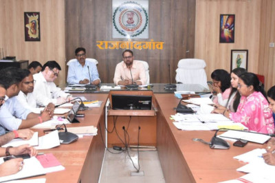 कलेक्टर ने राजस्व अधिकारियों की बैठक लेकर राजस्व संबंधी कार्यों की गहन समीक्षा की...