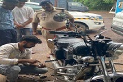 नेहरू नगर चौक से आम नागरिकों द्वारा कंट्रोल रूम को तेज़ आवाज़ में चल रही बुलेट वाहन की शिकायत की गई...