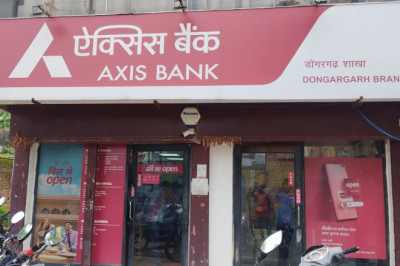 एक्सिस बैंक के कर्मचारी द्वारा ग्राहकों के साथ की गई करोड़ों की धोखाधड़ी पर एफ आई आर