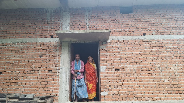 पहले बारिश में मुसीबत बढ़ जाती थी, अब तो चैन से रह पाते हैं..चलने-फिरने में असमर्थ मुरलीधर के लिए पीएम आवास योजना बनी सहारा...