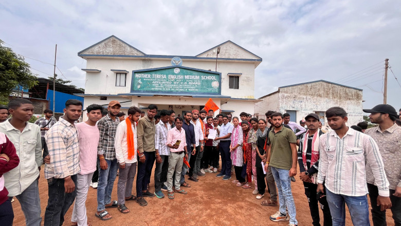 राधे-राधे" बोलने पर मासूम बच्ची के साथ मदर टेरेसा इंग्लिश मीडियम स्कूल, भिलाई की प्राचार्या इला इवन कॉलडिन के खिलाफ आज अखिल भारतीय विद्यार्थी परिषद (ABVP) ने स्कूल परिसर में जोरदार आंदोलन किया...