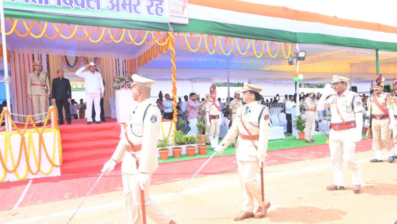 स्वतंत्रता दिवस पर मंत्री दयालदास बघेल ने किया ध्वजारोहण, परेड की सलामी ली...