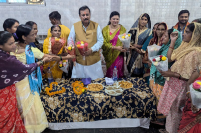 श्री श्री शिव शक्ति दक्षिण पंचमुखी हनुमान मंदिर परिसर के तालाब किनारे वृक्षारोपण किया सांसद विजय बघेल