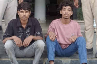 दोनो आरोपी के कब्जे से एक लोहे का चाकू एव लोहे का स्टीलनुमा चाकू को कब्जा पुलिस लिया गया है