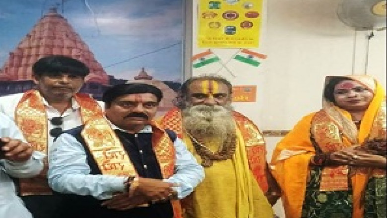 सनातन धर्म के आयोध्या से आये साधू-संतों व प्रदेश अध्यक्ष के कर कमलों द्वारा सनातन गुरूकूल आध्यात्मिक केन्द्र का दीप  प्रज्जवलित कर किया गया शुभांरम ...