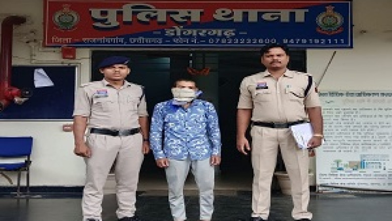 अवैध शराब पर डोंगरगढ़ पुलिस की कार्यवाही, महाराष्ट्र राज्य निर्मित शराब के साथ एक व्यक्ति गिरफ्तार ...
