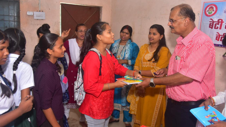 बेटियों को दी शिक्षण सामग्री, आत्मरक्षा के प्रति जागरूक भी किया...