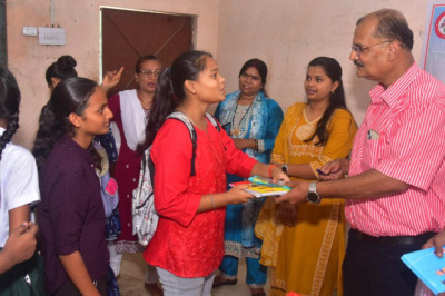 बेटियों को दी शिक्षण सामग्री, आत्मरक्षा के प्रति जागरूक भी किया...