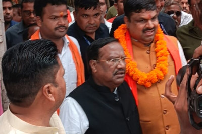 छत्तीसगढ़ शासन में कैबिनेट मंत्री बनाए गए गजेन्द्र यादव का ढोल नगाड़ों और आतिशबाजी कर भव्य स्वागत किया गया...