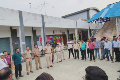 नवरात्रि पर्व को मद्देनजर रखते हुए भीड़ एवं आपातकालीन स्थिति को लेकर डोंगरगढ़ रेलवे स्टेशन में किया गया मॉक ड्रील’**