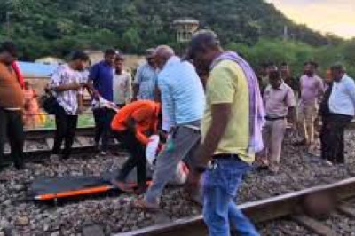 डोंगरगढ़ के मां बमलेश्वरी मंदिर ट्रस्ट के कर्मचारी ने ट्रेन के सामने कूदकर दी जान...