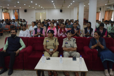 रक्षा टीम द्वारा नशे के विरुद्ध आपरेशन विश्वास के तहत जागरूकता प्रोग्राम हेतु सी एस आईं टी कॉलेज पुलगांव पहुंची....