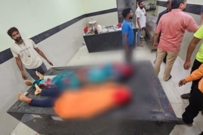झांकी दर्शन जा रहे बाइक सवार परिवार की सड़क दुर्घटना, 2 की दर्दनाक मौत, 3 घायल...