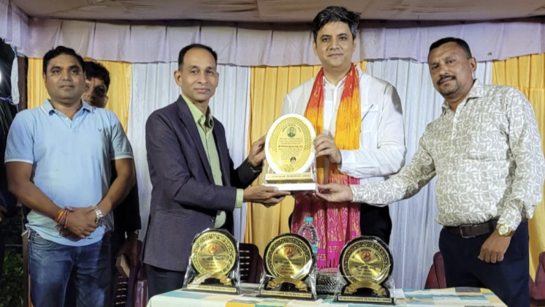 रिद्धि सिद्धि कॉलोनी राजनांदगांव में पूर्व सांसद माननीय अभिषेक सिंह जी द्वारा थंगेश्वर कुमार साहू व्याख्याता को सत्र 2025 -26 राज्यपाल पुरस्कार के लिए चयनित होने पर सम्मानित किया गया ....