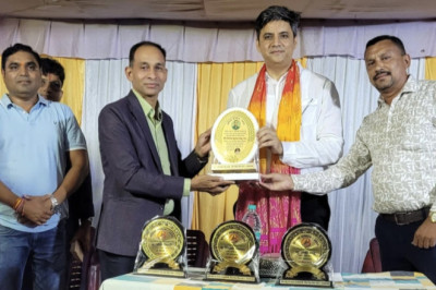 रिद्धि सिद्धि कॉलोनी राजनांदगांव में पूर्व सांसद माननीय अभिषेक सिंह जी द्वारा थंगेश्वर कुमार साहू व्याख्याता को सत्र 2025 -26 राज्यपाल पुरस्कार के लिए चयनित होने पर सम्मानित किया गया ....