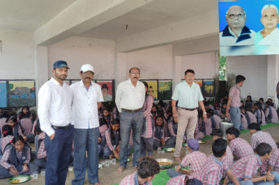 सामूहिक सहयोग से आयोजित हुआ शिक्षक छात्र मैत्री भोज....