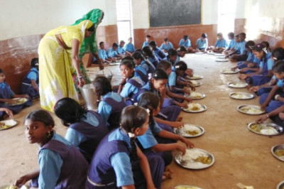 भोजन में फिनाइल की घटना के बाद सरकार सख्त, सभी स्कूलों की रसोई में लगेंगे CCTV कैमरे...