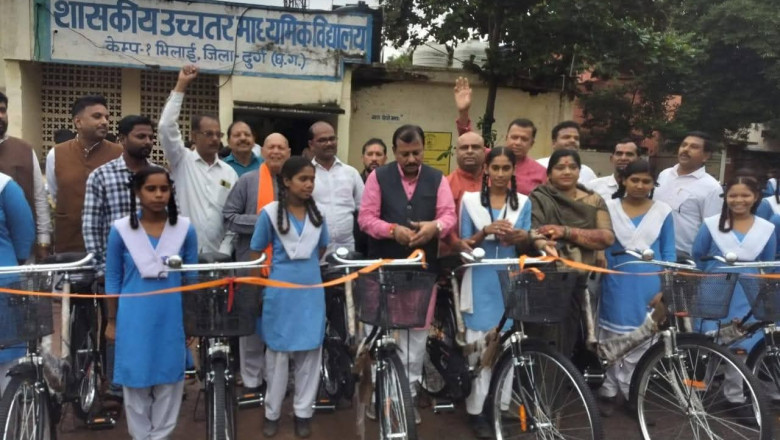 सांसद विजय बघेल ने की चाबी सौंपने की पहल, बोले- साइकिल से समय की बचत, पढ़ाई में बढ़ेगी रुचि विजय बघेल ने की चाबी सौंपने की पहल, बोले- साइकिल से समय की बचत, पढ़ाई में बढ़ेगी रुचि....