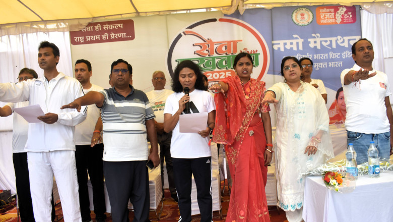 कलेक्टर श्रीमती मिश्रा ने नशामुक्ति भारत के संकल्प के अंतर्गत कार्यक्रम में उपस्थित लोगों को नशापान से दूर रहने की दिलाई शपथ...