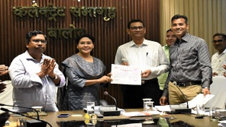 कलेक्टर ने जनपद पंचायतों एवं नगरीय निकायों के बाल विवाह मुक्त घोषित होने पर सीईओ एवं सीएमओे को प्रदान किया प्रमाण पत्र...