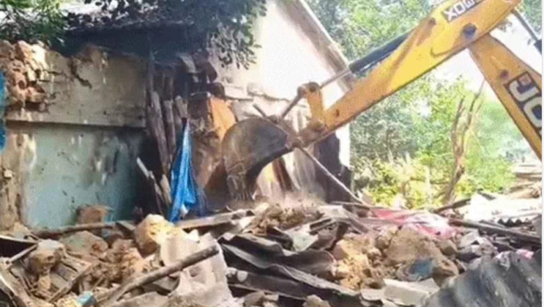 जगदलपुर में दिवाली से पहले उजड़ी बस्ती...रेलवे ने 32-घर तोड़े:एक बुजुर्ग दंपती मलबे के नीचे दबे