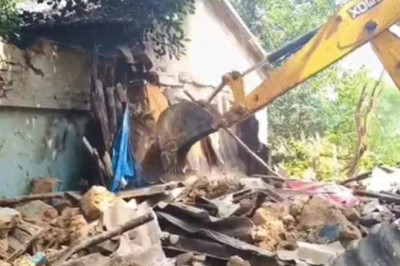 जगदलपुर में दिवाली से पहले उजड़ी बस्ती...रेलवे ने 32-घर तोड़े:एक बुजुर्ग दंपती मलबे के नीचे दबे