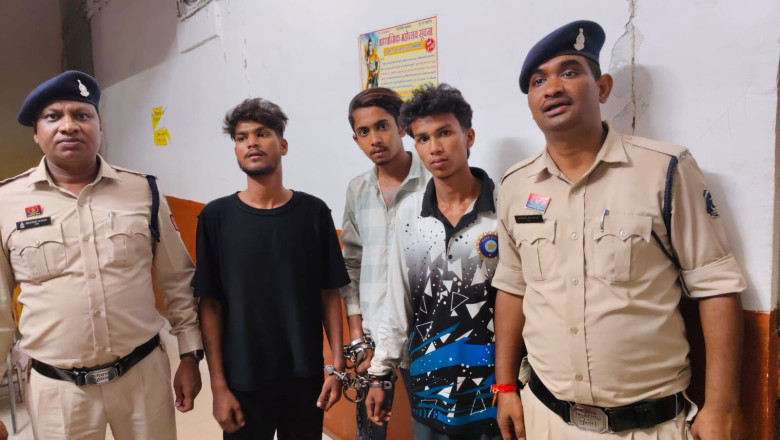 आरोपियों के कब्जे से जप्त किया गया तलवार और चाकू...