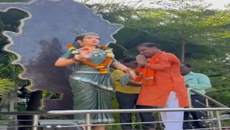 महापौर ने छत्तीसगढ़ महतारी की प्रतिमा में माल्यार्पण कर नगर वासियो को राज्योत्सव की दी शुभकामनाए...